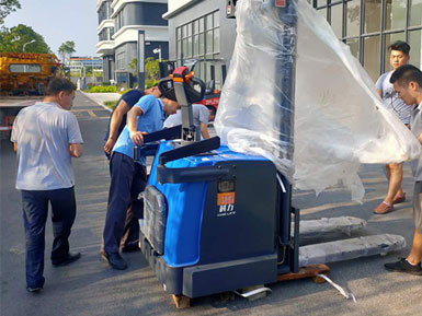 科力電動(dòng)堆高車(chē)進(jìn)行裝卸、堆高、堆垛和短距離運(yùn)輸作業(yè)