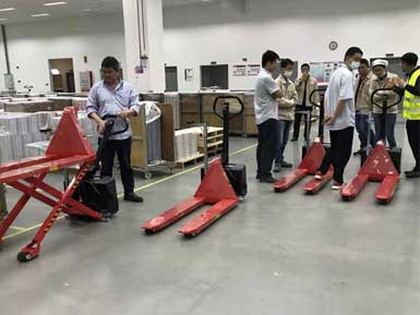 電動高升程搬運(yùn)車交付使用，感謝廠家羅總親自跟客戶講解操作方法！