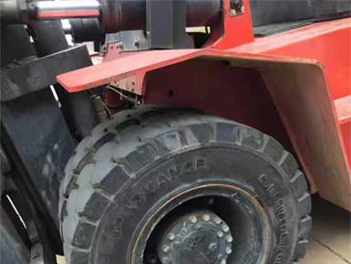 前進(jìn)實(shí)心輪胎825-15，6條實(shí)心輪胎已全部安裝到叉車上